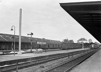 834090 Gezicht op de perrons van het N.S.-station Leeuwarden te Leeuwarden, vóór de electrificatie.